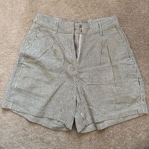 Old Navy Extra High-Waisted Linen-Blend
Taylor Trouser Shorts